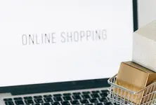 The impact of social media and e-commerce on the fashion industry